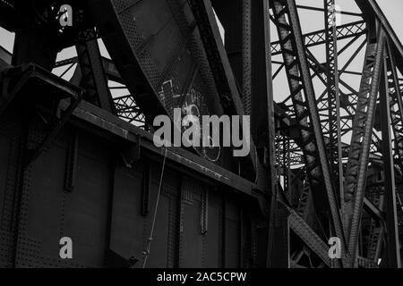 Chicago Illinois ash street pont-levis sur le canal d'expédition des poutres d'acier noir et blanc motif pont Banque D'Images