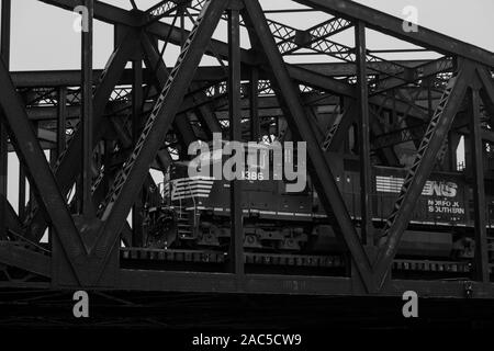 Chicago Illinois ash street pont-levis sur le canal d'expédition des poutres d'acier noir et blanc motif pont Norfolk Southern de locomotives fret Banque D'Images