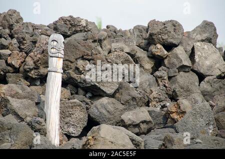 Une statue en bois sculpté à l'Kealakowa Heiau à Kailua-Kona, Big Island. Banque D'Images