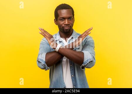 Jamais encore. Portrait de l'homme absolument convaincu en denim chemise décontractée mains passage permanent, montrant signe x stop, il n'y a aucun moyen, la fin. Banque D'Images