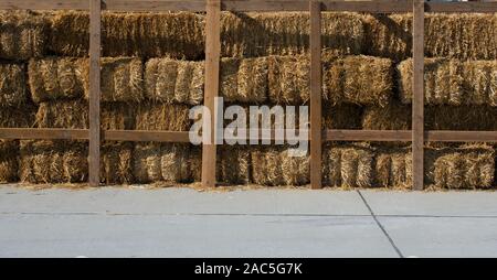 La récolte dans l'agriculture les balles de foin sont empilés en grandes piles Banque D'Images