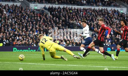 Dele Alli de Spurs marque son premier but lors du match de Premier League entre Tottenham Hotspur et AFC Bournemouth au Tottenham Hotspur Stadium Londres, Royaume-Uni - 30 novembre 2019 - photo Simon Dack / Telephoto Images. Usage éditorial uniquement. Pas de merchandising. Pour les images de football des restrictions FA et Premier League s'appliquent inc. Aucune utilisation Internet/mobile sans licence FAPL - pour plus de détails contacter football Dataco Banque D'Images