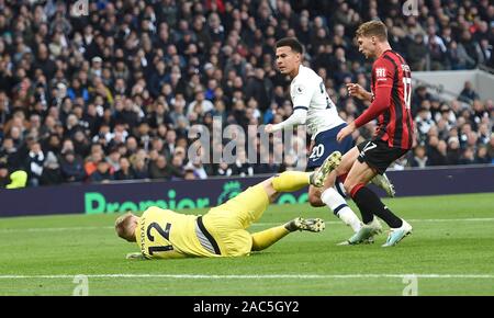 DELE Alli des Spurs marque le premier but devant Aaron Ramsdale de Bournemouth lors du match de premier League entre Tottenham Hotspur et AFC Bournemouth au Tottenham Hotspur Stadium Londres, Royaume-Uni - 30 novembre 2019 photo Simon Dack / images téléphoto - usage éditorial seulement. Pas de merchandising. Pour Football images, les restrictions FA et premier League s'appliquent inc. aucune utilisation d'Internet/mobile sans licence FAPL - pour plus de détails, contactez Football Dataco Banque D'Images