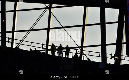 Fans à l'arrière du stade pendant le match de premier League entre Tottenham Hotspur et l'AFC Bournemouth au Tottenham Hotspur Stadium Londres, Royaume-Uni - 30 novembre 2019. Simon Dack / Telephoto images à usage éditorial exclusif. Pas de merchandising. Pour Football images, les restrictions FA et premier League s'appliquent inc. aucune utilisation d'Internet/mobile sans licence FAPL - pour plus de détails, contactez Football Dataco Banque D'Images