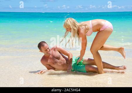 Kim et Lyle sont récemment engagé après six ans. Quand il s'agit d'amusement, ces deux savons comment vraiment laisser perdre ! Banque D'Images