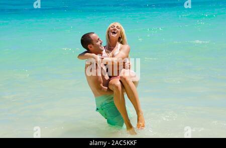 Kim et Lyle sont récemment engagé après six ans. Quand il s'agit d'amusement, ces deux savons comment vraiment laisser perdre ! Banque D'Images