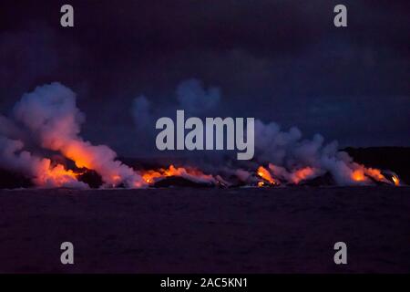 Août 2018 : à partir de la lave du volcan Kilauea 8 Fissure se jette dans l'océan au large de la côte de la Puna de la Grande Île d'Hawai'i. Cette image a été prise un Banque D'Images