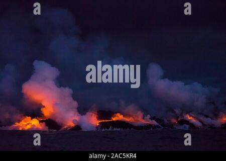 Août 2018 : à partir de la lave du volcan Kilauea 8 Fissure se jette dans l'océan au large de la côte de la Puna de la Grande Île d'Hawai'i. Cette image a été prise un Banque D'Images