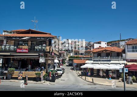 Neos Marmaras, Grèce, le 30 mai 2019. Belle et tranquille rue côtière et des commodités qui sont dans le même. Banque D'Images