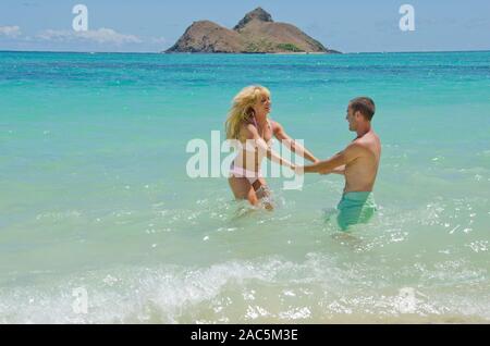 Kim et Lyle sont récemment engagé après six ans. Quand il s'agit d'amusement, ces deux savons comment vraiment laisser perdre ! Banque D'Images