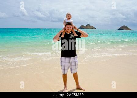 Papa Jason avec Emma sur ses épaules à Lanikai beach, Kailua, Oahu Banque D'Images