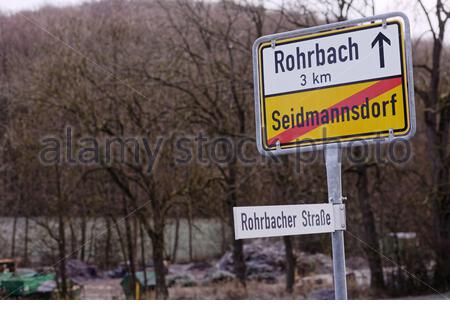 Un coup d'un panneau à l'extérieur d'un village allemand forme une scène d'hiver sombre en un jour brumeux en Bavière, Allemagne Banque D'Images