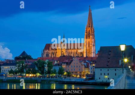 Pont de pierre avec de la cathédrale et de la vieille ville au bord du Danube, ville du patrimoine mondial de l'UNESCO Regensburg, Haut-Palatinat, en Bavière, Allemagne, Europe, 01. Août Banque D'Images