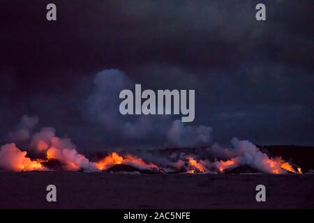 Août 2018 : à partir de la lave du volcan Kilauea 8 Fissure se jette dans l'océan au large de la côte de la Puna de la Grande Île d'Hawai'i. Cette image a été prise un Banque D'Images