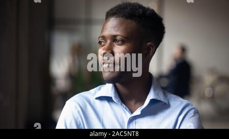 Head shot close up young african american businessman réfléchie. Banque D'Images