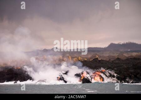 Août 2018 : à partir de la lave du volcan Kilauea 8 Fissure se jette dans l'océan au large de la côte de la Puna de la Grande Île d'Hawai'i. Cette image a été prise un Banque D'Images