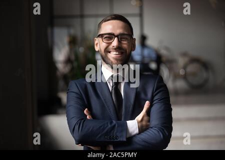 Head shot close up portrait of happy businessman. Banque D'Images