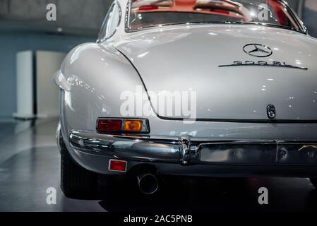 STUTTGART, ALLEMAGNE - 16 octobre 2018 : Musée Mercedes. Brille parfaitement. Historique blanc voiture rétro cher debout sur le stand Banque D'Images