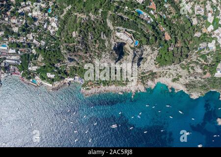 Les frais généraux de l'Antenne Antenne de drone drone abattu au-dessus de montagne villa avec piscine au-dessus de big mountain grotte du trou dans le sud de l'île de Capri Banque D'Images