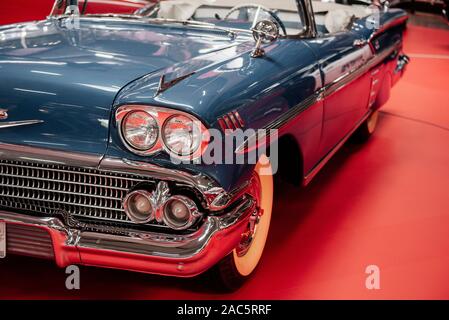 Berlin, Allemagne - 16 octobre 2018 : Technik Museum. Style rétro bleu cabriolet garé au red tile. Exposition de véhicules Banque D'Images