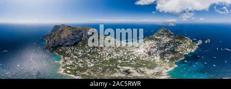 Drone aérien vue panoramique de l'île de Capri avec faraglioni en Mer Tyrrhénienne Banque D'Images