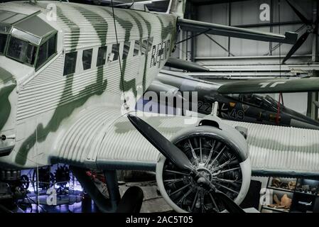 Berlin, Allemagne - 16 octobre 2018 : Technik Museum. Côté gauche et avant de l'autre derrière. Des avions historiques à l'intérieur à la Banque D'Images