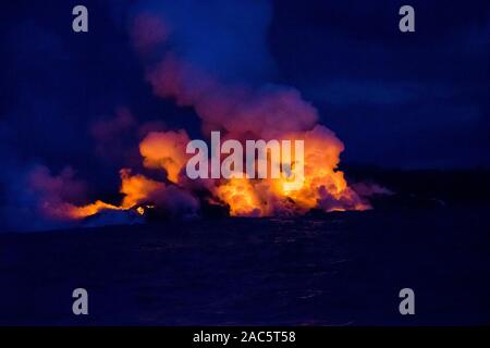 Août 2018 : à partir de la lave du volcan Kilauea 8 Fissure se jette dans l'océan au large de la côte de la Puna de la Grande Île d'Hawai'i. Cette image a été prise un Banque D'Images