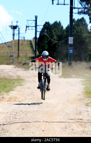 Descente en vélo dans la station de ski Les Angles resort en été, Pyrénées-Orientales, Occitanie France Banque D'Images