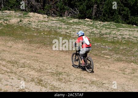 Descente en vélo dans la station de ski Les Angles resort en été, Pyrénées-Orientales, Occitanie France Banque D'Images