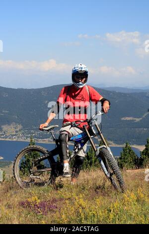 Descente en vélo dans la station de ski Les Angles resort en été, Pyrénées-Orientales, Occitanie France Banque D'Images