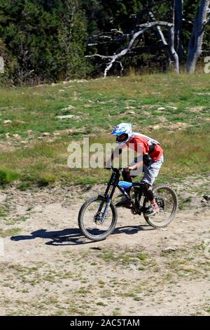 Descente en vélo dans la station de ski Les Angles resort en été, Pyrénées-Orientales, Occitanie France Banque D'Images