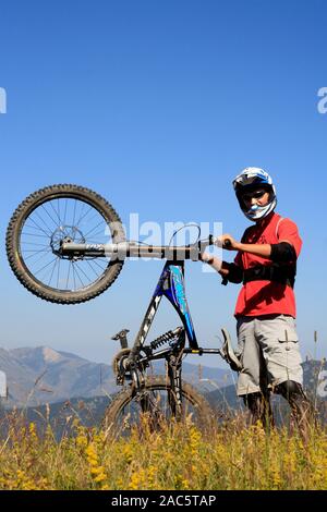 Descente en vélo dans la station de ski Les Angles resort en été, Pyrénées-Orientales, Occitanie France Banque D'Images