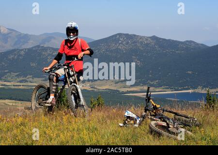 Descente en vélo dans la station de ski Les Angles resort en été, Pyrénées-Orientales, Occitanie France Banque D'Images