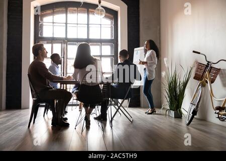 Motivé mixed race employé qui présente la stratégie de projet. Banque D'Images