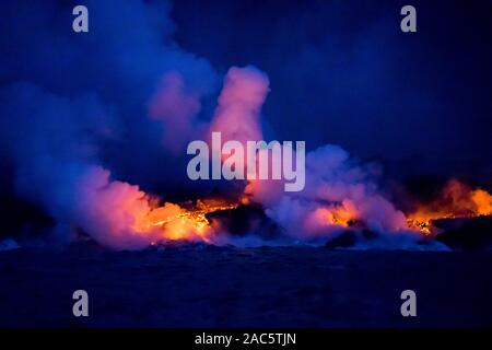 Août 2018 : à partir de la lave du volcan Kilauea 8 Fissure se jette dans l'océan au large de la côte de la Puna de la Grande Île d'Hawai'i. Cette image a été prise un Banque D'Images