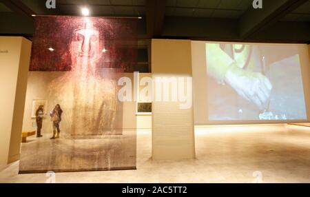 Santa Ana, États-Unis. 30Th Nov, 2019. Personnes visitent l'exposition appelée « dimensions de forme : Tamayo et Mixografia' à Santa Ana, États-Unis, le 30 novembre 2019. L'exposition aborde maître mexicain Rufino Tamayo. La technique de l'estampe Mixografia est un processus d'impression fine art unique qui permet la production d'impressions en trois dimensions avec des éléments de relief, de la texture et très détails de surface. Crédit : Li Ying/Xinhua/Alamy Live News Banque D'Images