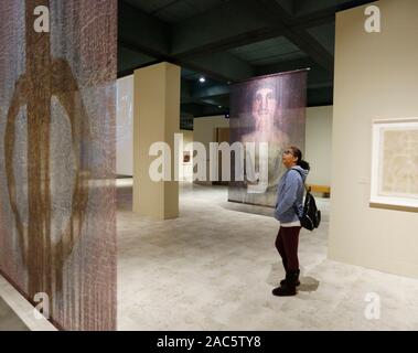 Santa Ana, États-Unis. 30Th Nov, 2019. Une femme visite l'exhibiton appelée « dimensions de forme : Tamayo et Mixografia' à Santa Ana, États-Unis, le 30 novembre 2019. L'exposition aborde maître mexicain Rufino Tamayo. La technique de l'estampe Mixografia est un processus d'impression fine art unique qui permet la production d'impressions en trois dimensions avec des éléments de relief, de la texture et très détails de surface. Crédit : Li Ying/Xinhua/Alamy Live News Banque D'Images