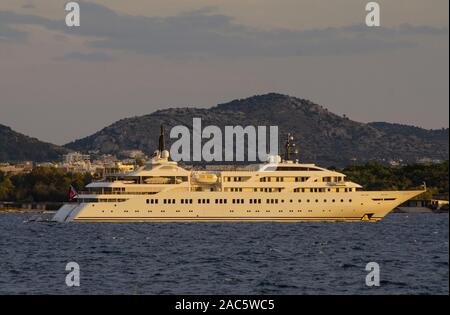 Un super yacht ancré dans Glyfada Athens Grèce Banque D'Images