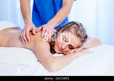 Masseur massage dos fille faire santé spa Banque D'Images