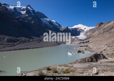 Glocknergruppe massif alpin. Großglockner et Johannisberg des pics de montagne. Pasterze glacier. Le lac proglaciaire. Alpes autrichiennes. L'Europe. Banque D'Images