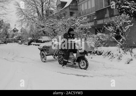 Zürich : Le facteur est la conduite dans la neige avec sa moto Banque D'Images