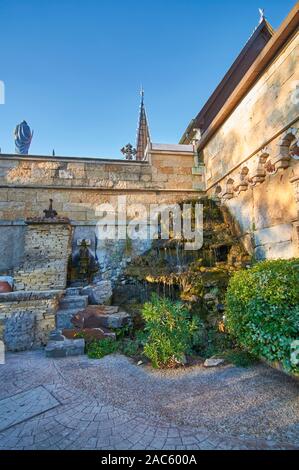 Une petite cascade situé dans un quartier calme à l'ombre de la vieille chapelle Bates Edythe sous un ciel bleu clair à Round Top, Texas. Banque D'Images