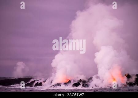 Août 2018 : à partir de la lave du volcan Kilauea 8 Fissure se jette dans l'océan au large de la côte de la Puna de la Grande Île d'Hawai'i. Cette image a été prise un Banque D'Images