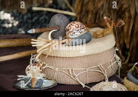 Objets hawaïens à Pu'uhonua o Honaunau (Ville de Refuge), l'Afrique du Kona, Big Island. Banque D'Images