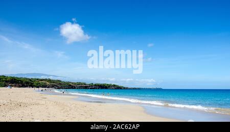 Hapuna Beach, le long de la Grande Île d'Hawai'i'S Kohala Coast avec Hualalai montagne en arrière-plan. Cette plage de sable blanc a été classé parmi les bes