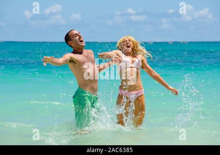 Kim et Lyle sont récemment engagé après six ans. Quand il s'agit d'amusement, ces deux savons comment vraiment laisser perdre ! Banque D'Images