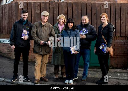 Paula Bradshaw Parti de l'Alliance de l'Irlande du sud de Belfast pour candidat à la prochaine élection générale avec des partisans de démarchage dans la banlieue résidentielle de Newtownbreda à Belfast. Un vote pro-Rester arrangement a été dynamité comme un 'pacte' nationaliste dans ce qui devrait être l'un des plus regardé les courses électorales en Irlande du Nord. Banque D'Images