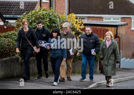 Paula Bradshaw Parti de l'Alliance de l'Irlande du sud de Belfast pour candidat à la prochaine élection générale avec des partisans de démarchage dans la banlieue résidentielle de Newtownbreda à Belfast. Un vote pro-Rester arrangement a été dynamité comme un 'pacte' nationaliste dans ce qui devrait être l'un des plus regardé les courses électorales en Irlande du Nord. Banque D'Images