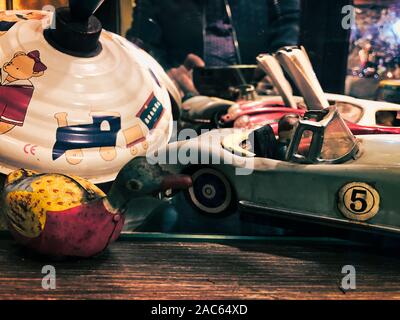 Vintage toy still life sur étagères en bois Banque D'Images