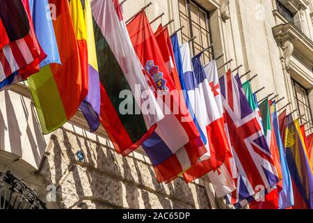 Ancien palais impérial Hofburg. En ce moment résidence du président autrichien, l'affichage de drapeaux internationaux, Vienne, Autriche Banque D'Images